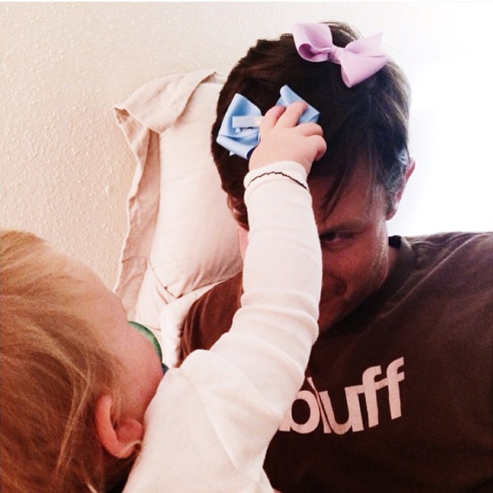 Hmm, satu pita di rambut ayah saja nggak cukup ya, Nak? (Foto: Instagram @lizlieak)