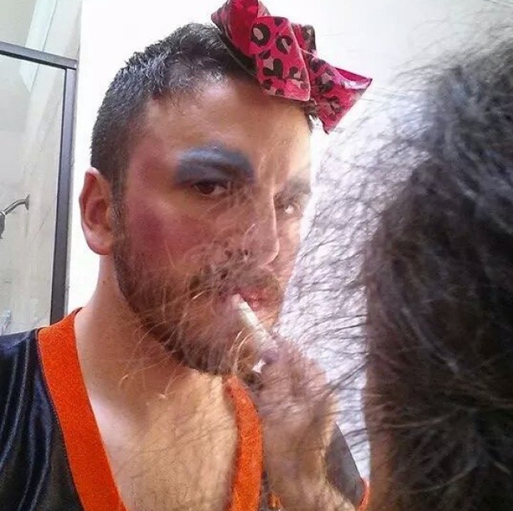 Nggak cuma bando, wajah di-make up juga ayah rela, lho. (Foto: Instagram @iam_gemini)