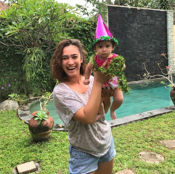 <p>Biar didandanin kayak gini, Carle tetap cute seperti sang bunda. Ya nggak? (Foto: Instagram/@got_alex)  </p>