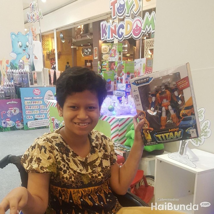<p>Anak yang satu ini sama senangnya ketika dapat mainan.</p>