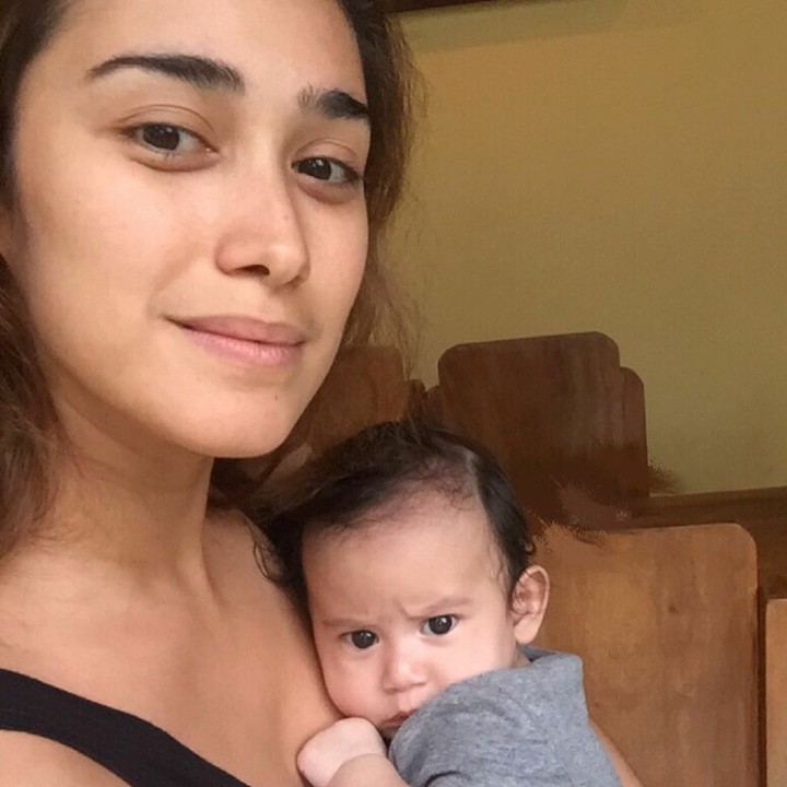 <p>Kok dipeluk Bunda cemberut, Nak? Nanti cantiknya berkurang lho. He-he-he. (Foto: Instagram/@got_alex)</p>