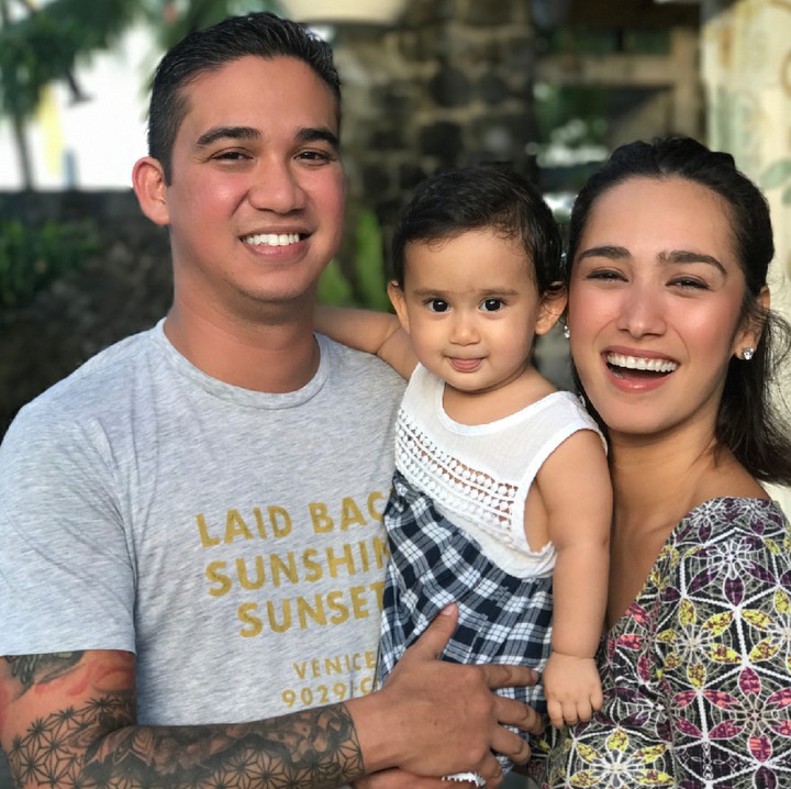 <p> Bunda Alexandra sama Carle yang sama-sama cute ini lagi berpose sama Ayah Arief. (Foto: Instagram/@got_alex)</p>