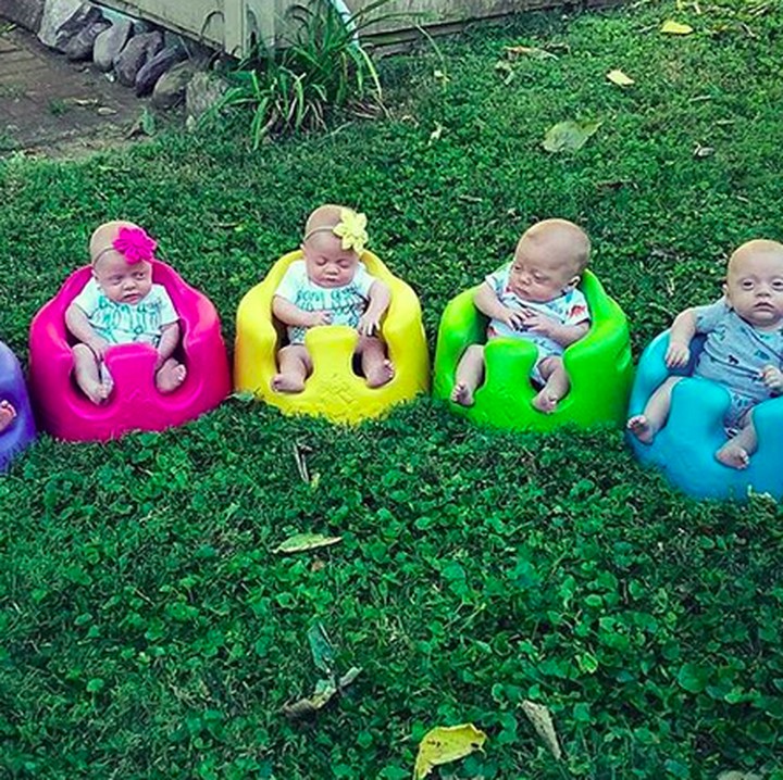 <p>Ya ampun! Gemas banget lihat bayi-bayi ini lagi duduk di kursi warna-warni. (Foto: Instagram/ @driskell_quints_mom)</p>
