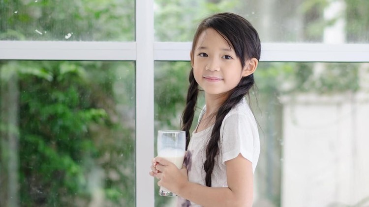 Pastikan juga susu si kecil mengandung laktoferin ya Bun. Hal tersebut memiliki peran penting untuk daya tahan tubuh si kecil.