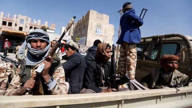Kelompok pemberontak Houthi dilaporkan menyerbu kediaman Ali Mohsen Al-Ahmar dan menculik putra sang wakil presiden, Mohsen Ali Mohsen, pekan lalu.