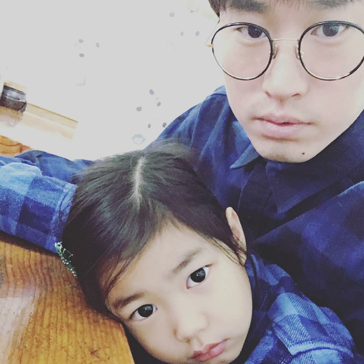 Pakai baju kembaran sama ayah, kece juga. (Foto: Instagram/blobyblo)