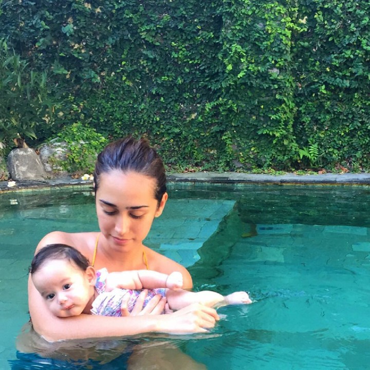 <p>Asyiknya Carle berenang ditemani sang Bunda. (Foto: Instagram/@got_alex)</p>