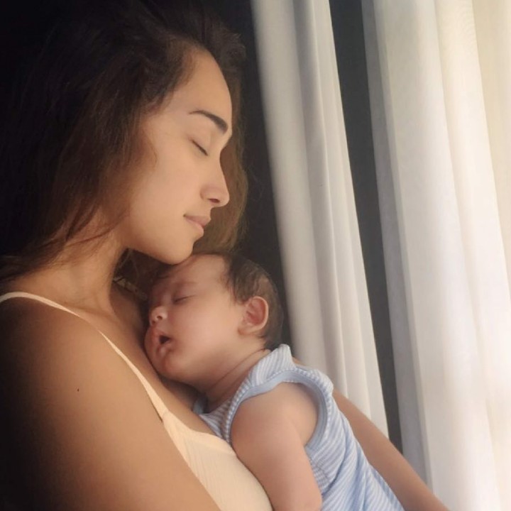 <p>Pelukan Bunda Alexandra buat si kecil Carle yang lahir pada 12 Juli 2016. (Foto: Instagram/@got_alex)  </p>