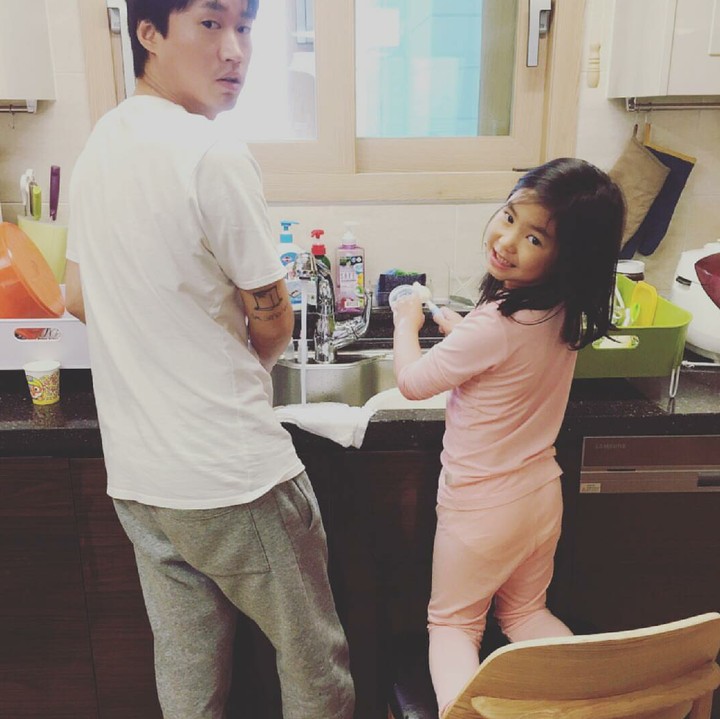 Begini gaya Tablo dan Haru kalau lagi cuci piring bareng. Hi-hi-hi. (Foto: Instagram/tabloisdad)<br /><br />