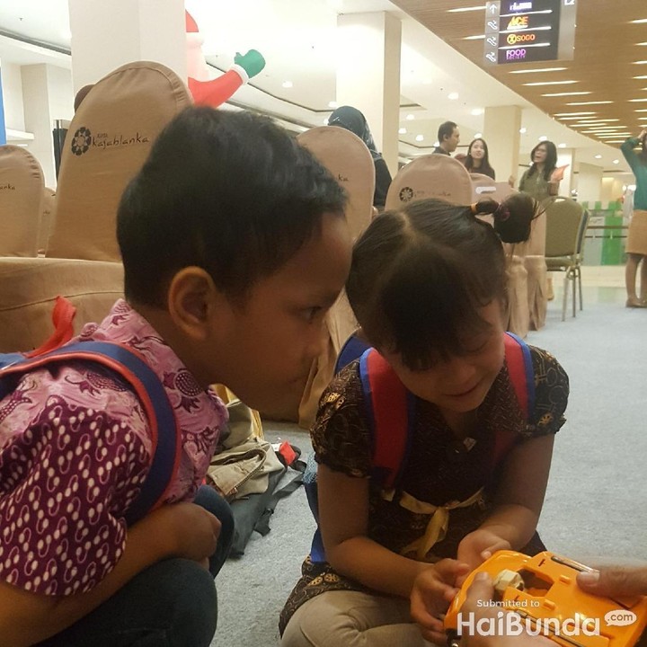 <p>Kira-kira mereka lagi main apa ya, Bun? Hi-hi-hi.</p>