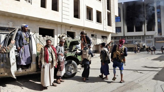 Kelompok pemberontak Houthi menyerang wilayah yang dikuasai tentara Yaman dengan rudal balistik dan menewaskan dua orang anak.