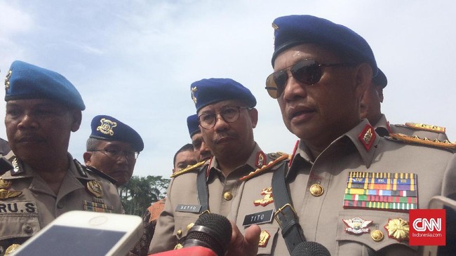 Meski tak melanggar PKPU, namun anggota Polri yang belum mundur dari institusinya saat mendaftar Pilkada dinilai melanggar UU Nomor 2 tahun 2002 tentang Polri.
