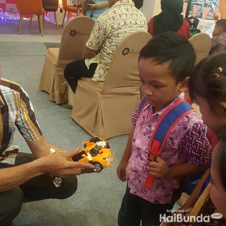 <p>Wah, bocah yang satu ini serius banget memperhatikan. Kamu lagi lihat mainan apa sih, Nak? </p>