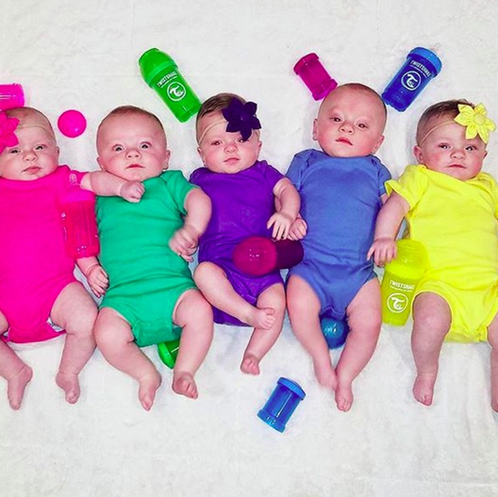 <p>Pakai kostum kayak gini, si kembar lima kayak pelangi ya. Cantik deh. (Foto: Instagram/ @driskell_quints_mom)</p>