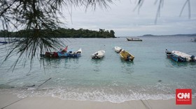 Panglima Laot Aceh Gemas dengan Kapal Pengangkut Batu Bara