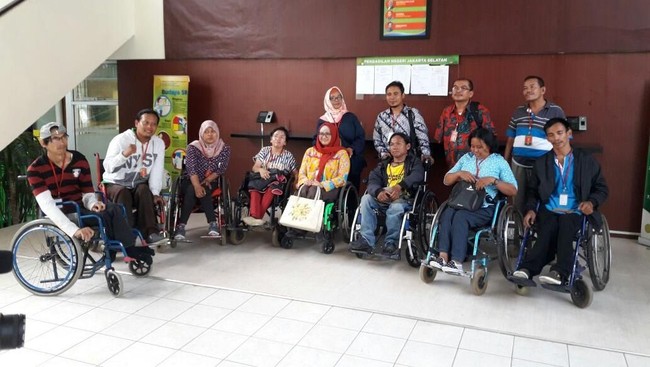 Dwi Ariyani, perempuan penyandang disabilitas, mengalami diskriminasi dari kru pesawat Etihad. Dia mengajukan gugatan dan menang melawan Etihad.