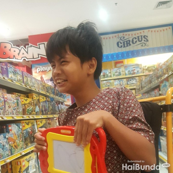 <p>Inilah 'hasil karya' di papan gambar mainan. Hmm, kira-kira itu gambar apa ya?</p>