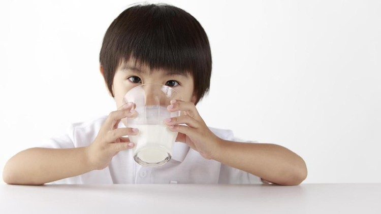 Banyak Minum Susu di Malam Hari, Benarkah Lebih Baik bagi Anak? Pok ame-ame, belalang kupu-kupu, siang makan nasi kalau malam minum susu... Boleh banyak-banyak nggak minum susu di malam hari?