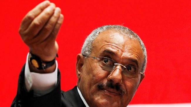 Mendiang mantan Presiden Ali Abdullah Saleh pernah menggambarkan tiga dekade lebih pemerintahannya bagai "Menari di atas Kepala Ular".