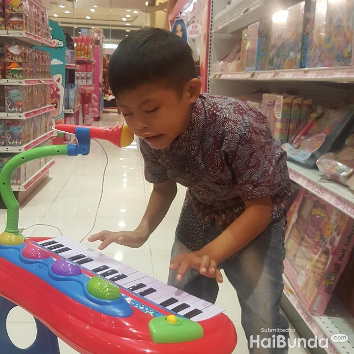 <p>Bak musisi, anak yang satu ini nyanyinya serius banget. He-he-he.</p>