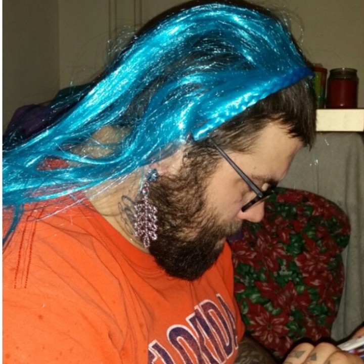 Nggak cuma pakai wig biru, ayah juga pakai anting panjang lho. (Foto: Instagram @tinadun8213)