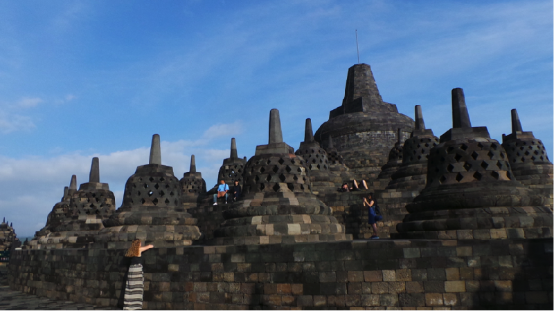 Borobudur itu memang keren dan kelas dunia. Memikat.