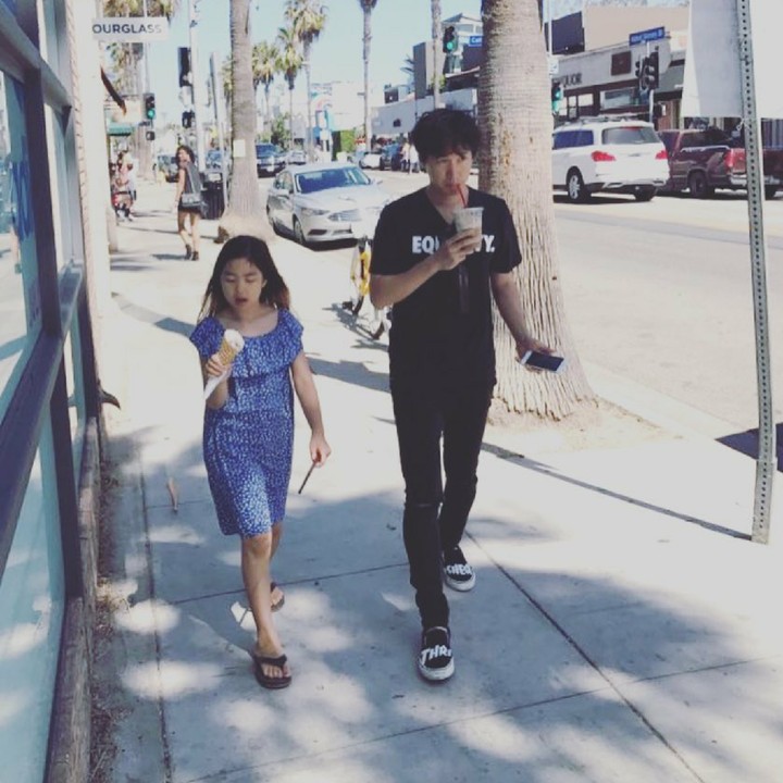 Kalau Tablo lagi tur ke luar negeri, Haru kadang juga diajak, Bun. (Foto: Instagram/blobyblo)