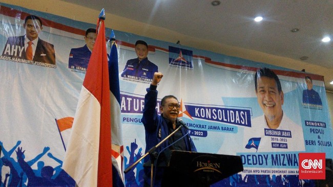 Deddy Mizwar masuk dalam jajaran 99 nama pendiri Partai Demokrat. Namun baru kali ini Deddy resmi memiliki kartu anggota dan menjadi kader Demokrat.