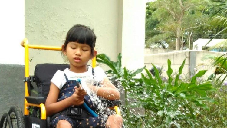 Punya kekurangan nggak lantas membuat anak dengan disabilitas ini pasrah. Malah, dia mandiri banget, Bun.