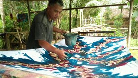 Membuat Bahagia dengan Batik Abstrak