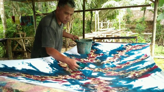 Setiap produk batik yang aku ciptakan, aku kerjakan sendiri, itulah batik art, batik lukis, atau kemudian disebut sebagai batik abstrak.