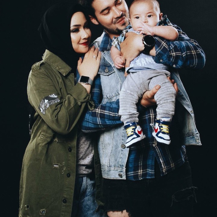 <div>Tema foto keluarganya boleh nih diikutin. (Foto: Instagram/aryanifitriana24)</div>