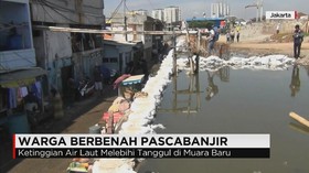 Warga Bersihkan Rumah Pascabanjir