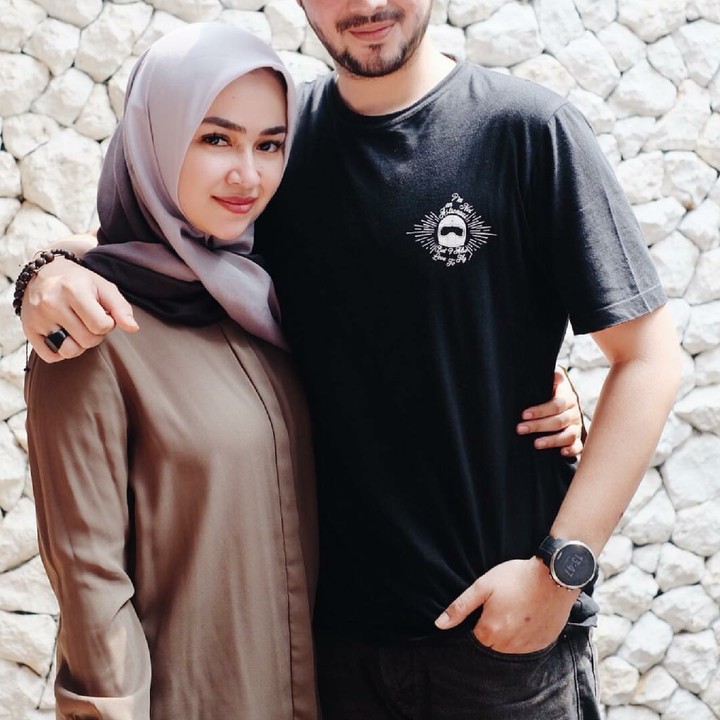 <div> Aryani Fitriana dan Donny Michael menikah Januari tahun lalu. Nah, saat si kecil sudah lahir, mereka masih seperti orang pacaran ya, Bun. (Foto: Instagram/aryanifitriana24)</div>