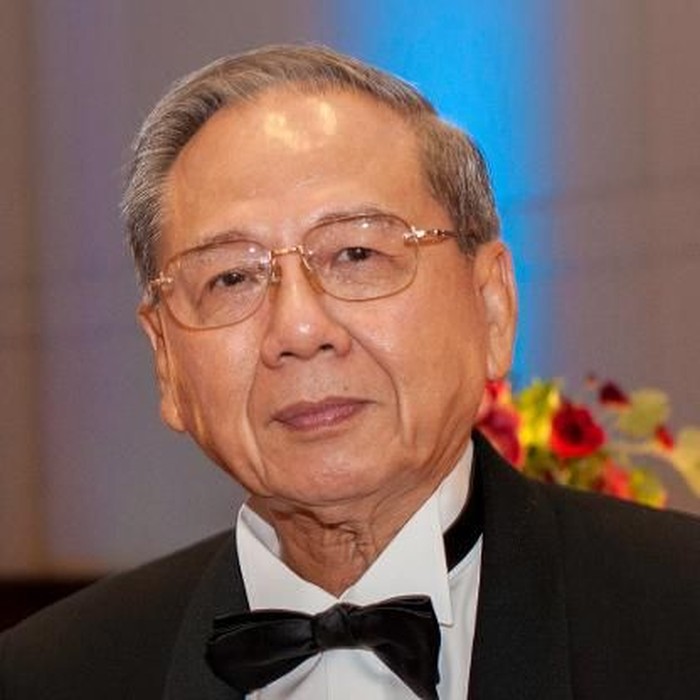 Bos Mayora Jogi Hendra Atmadja. Pemilik permen kopiko. Kopiko merupakan salah satu merek permen populer di Indonesia. Ini profil pemilik Kopiko yang permennya sering muncul di drakor.