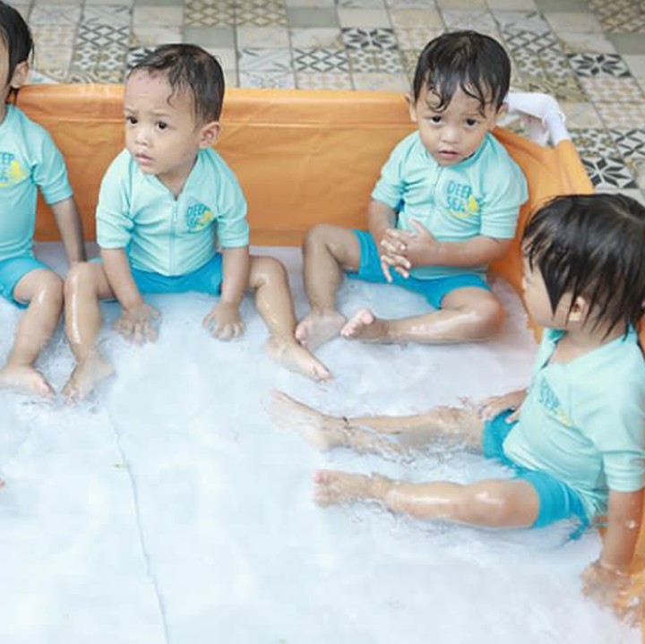 <div>Berenang di kolam mini. Karena diisi lima anak, kolamnya jadi kelihatannya makin mini deh, hi-hi-hi. (Foto: Instagram @aiueogreatfamzz)</div>