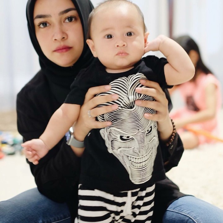 <div>Dua-duanya tertangkap lagi bengong nih.  Gemes! He-he-he. (Foto: Instagram/aryanifitriana24)</div>