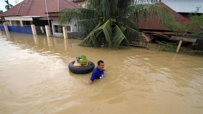 Dua warga tewas dalam bencana banjir di Bireuen, Aceh. Satu karena terseret air dan satu lagi karena tersengat aliran listrik.