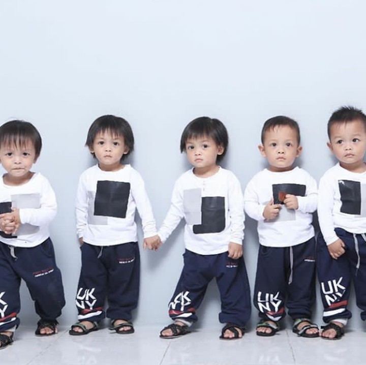 <div>Jadi kelihatan ya Bun, mana kembar yang identik dan yang non identik. (Foto: Instagram @aiueogreatfamzz)</div>