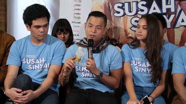 Cuplikan film terbaru Ernest Prasaka, 'Susah Sinyal' telah rilis. Film tersebut menggambarkan konflik ibu dan anak di tengah pedalaman Sumba.