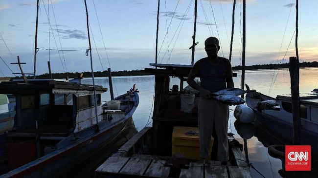 Kapal ikan asal Thailand dan Vietnam seringkali terlihat di Natuna untuk mengambil ikan. Ketika tak ada lagi, ikan pun kini melimpah untuk nelayan lokal.