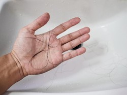 Cara Membersihkan Rambut Rontok di Lantai hingga Kamar Mandi
