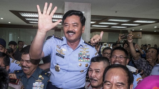 Penyelesaian Kasus HAM masa lalu menjadi tantangan utama yang perlu disikapi Marsekal Hadi Tjahjanto jika kelak menjadi Panglima Tentara Nasional Indonesia.