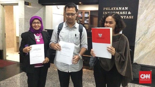 Ketua MK Arief Hidayat dilaporkan sejumlah LSM ke Dewan Etik MK. Laporan ini terkait dugaan Arief melobi Komisi III DPR untuk memperpanjang masa jabatannya.