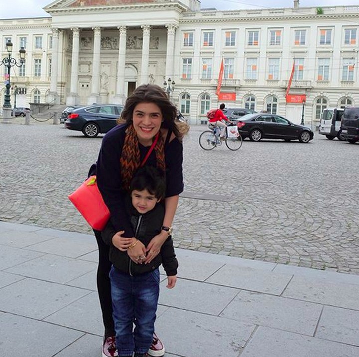 <div>Dari jarak yang agak jauh, tetap aja kayak anak kembar ya ibu dan anak yang satu ini. (Foto: Instagram/ @carissa_puteri)</div>