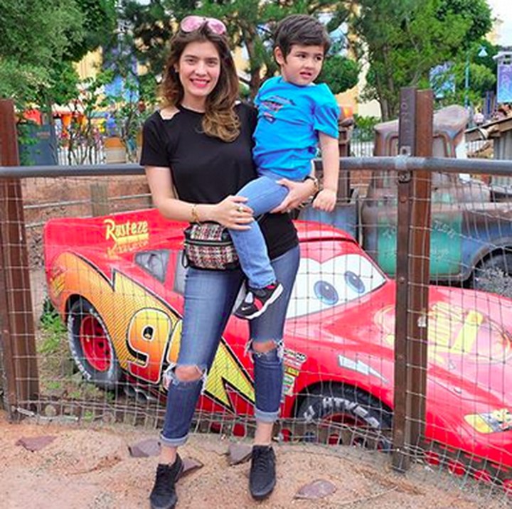 <div>Kompak! Sama-sama pakai kaos dan celana jeans berpose di depan McQueen. (Foto: Instagram/ @carissa_puteri)</div>