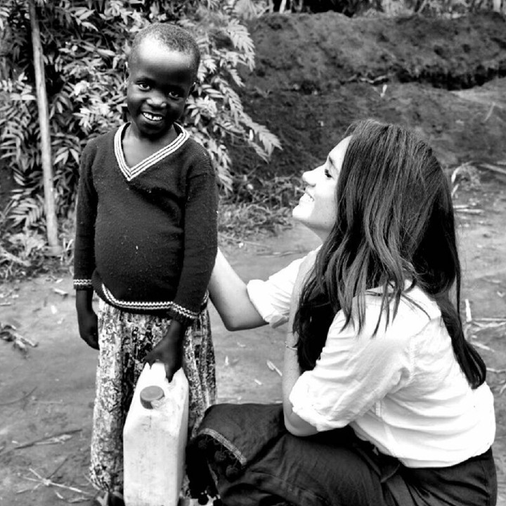 <div> Senyum Meghan untuk seorang anak di Rwanda. (Foto: Instagram/ @meghanmarkle)</div>