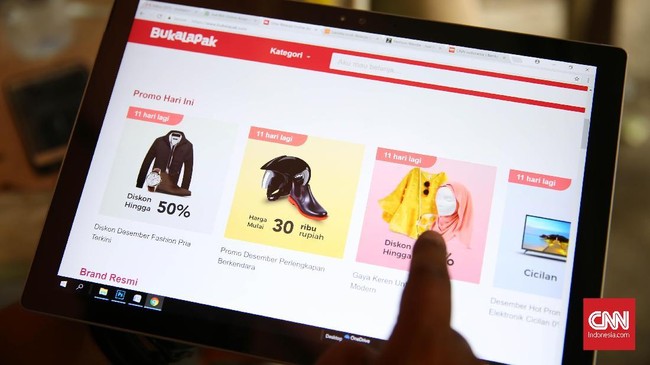 Pengguna media sosial mempertanyakan aplikasi Bukalapak menghilang dari Google Play Store pada Kamis (19/9).