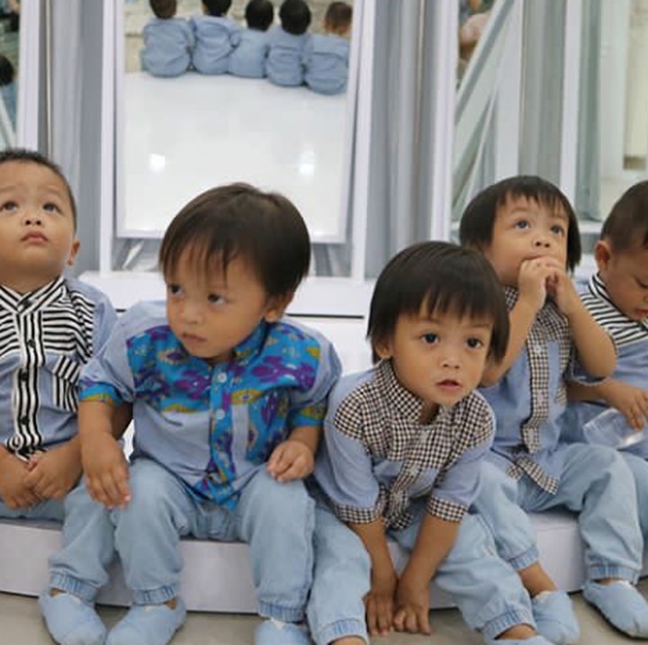 <div>Duh gantengnya! Si kembar AIUEO duduk manis dan sama-sama pakai baju koko. (Foto: Instagram @aiueogreatfamzz)</div>