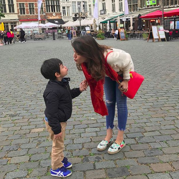 <div>Wah, Quenzino mau mengecup 'saudara kembarnya' nih. He-he-he. (Foto: Instagram/ @carissa_puteri)</div>